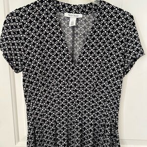 White House Black Market Black & White V-Neck Short Sleeve Tunic